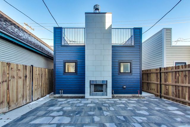 2036 W ERIE Street, Chicago, IL 60612