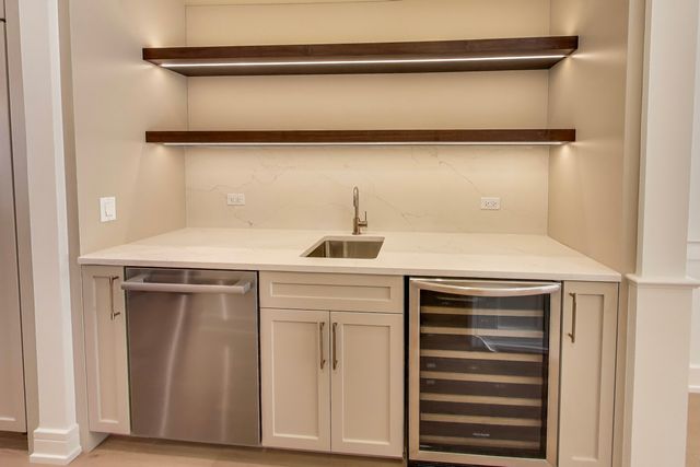 2036 W ERIE Street, Chicago, IL 60612