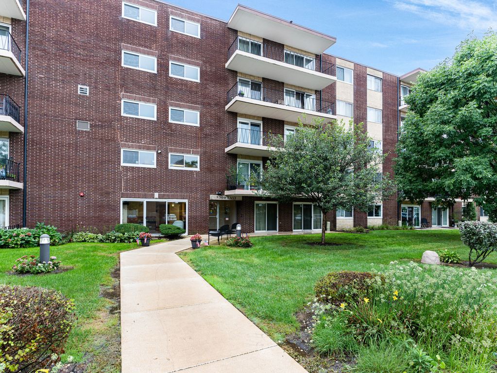 5300 Walnut Avenue 17A, Downers Grove, IL 60515 — photo 2