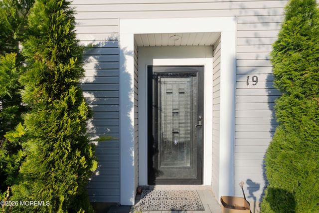 19 Kentucky Way, Freehold, NJ 07728