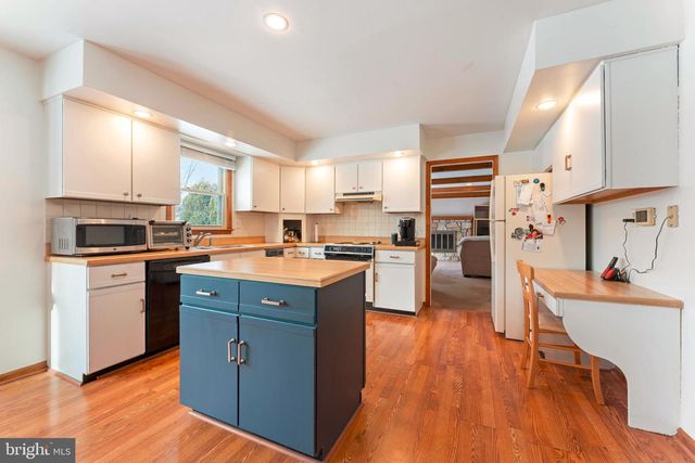 98 VERMEER DR, Holland, PA 18966