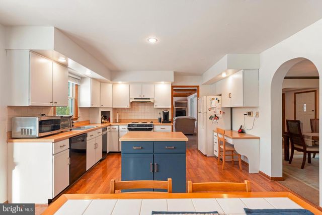 98 VERMEER DR, Holland, PA 18966