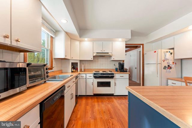 98 VERMEER DR, Holland, PA 18966