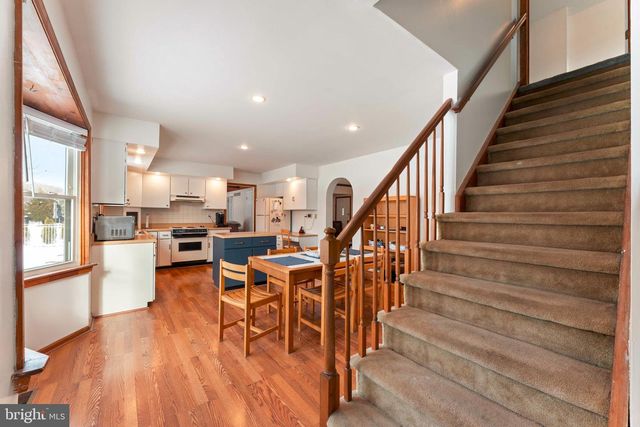 98 VERMEER DR, Holland, PA 18966