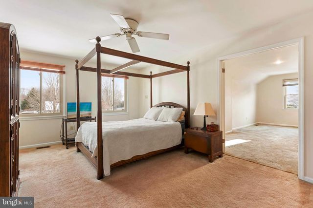 98 VERMEER DR, Holland, PA 18966