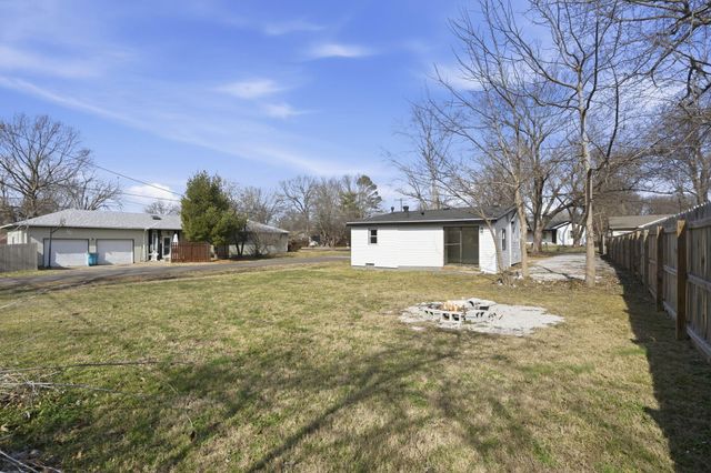 1500 E Lindberg Street, Springfield, MO 65804