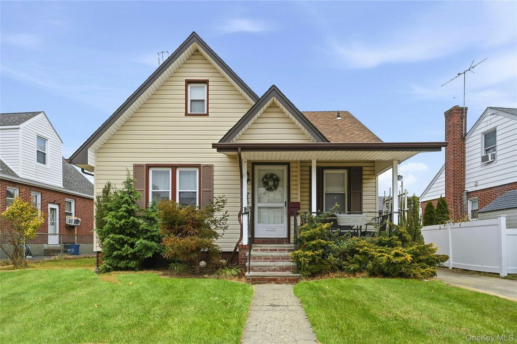 26 Haddon Road, New Hyde Park, NY 11040 — exterior