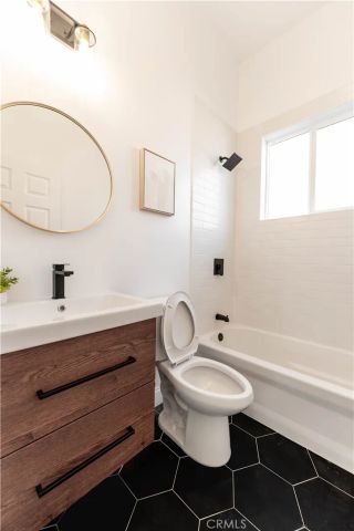 5743 Chesley Avenue, Los Angeles, CA 90043