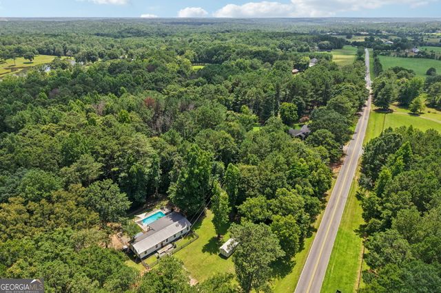 1199 Bo Bo Banks Road, Grantville, GA 30220