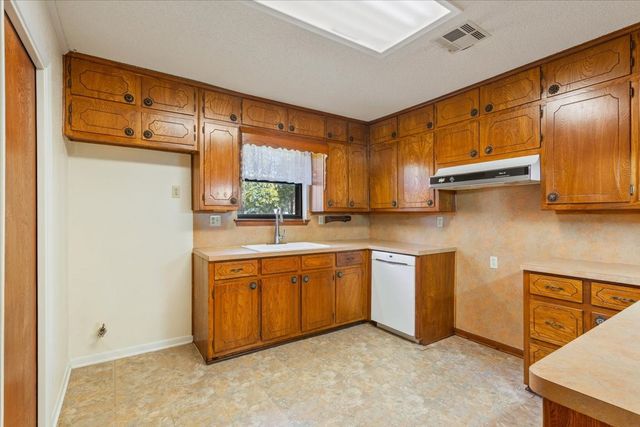 208 S Hedwig Street, Riesel, TX 76682