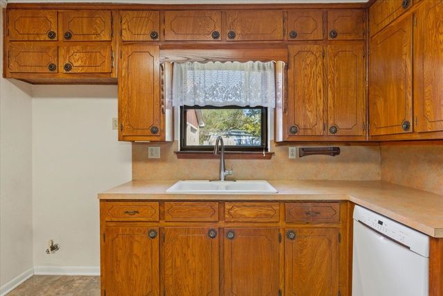 208 S Hedwig Street, Riesel, TX 76682