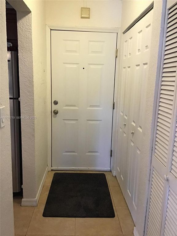 Image 4 of property listing at 14500 SW 88th Ave 205, Palmetto Bay, FL 33176