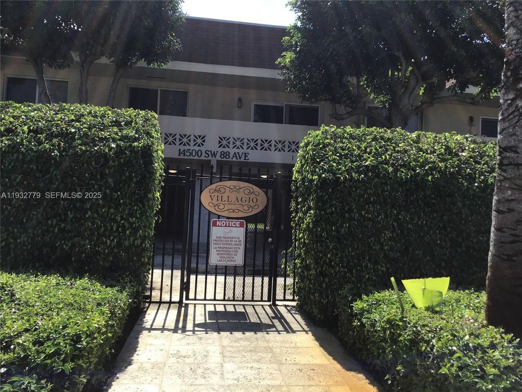 Image 5 of property listing at 14500 SW 88th Ave 205, Palmetto Bay, FL 33176