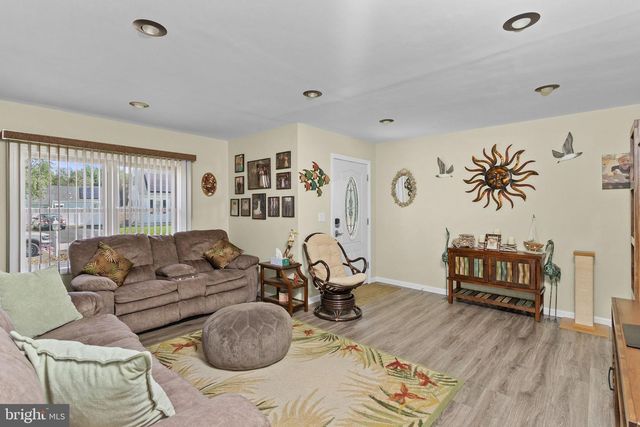 9 ABBEY PL, Hamilton, NJ 08610