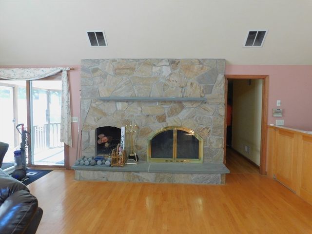 621 Marshall St, Holliston, MA 01746