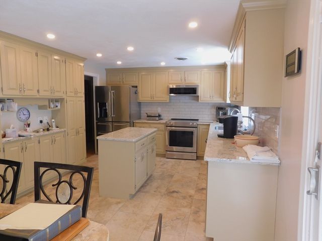 621 Marshall St, Holliston, MA 01746