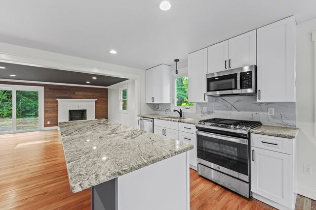 15 Lancaster Road, Glastonbury, CT 06033