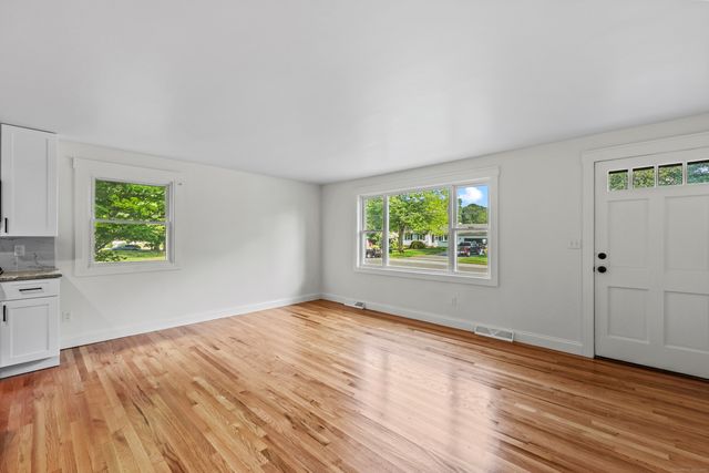 15 Lancaster Road, Glastonbury, CT 06033