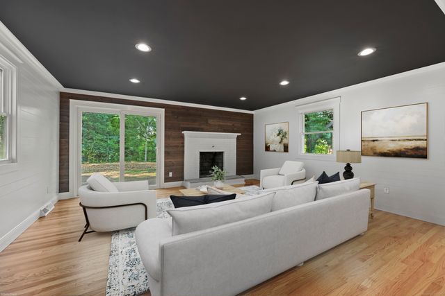 15 Lancaster Road, Glastonbury, CT 06033