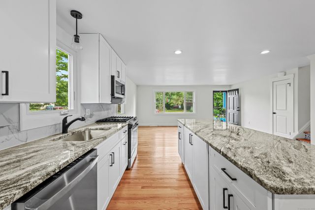 15 Lancaster Road, Glastonbury, CT 06033