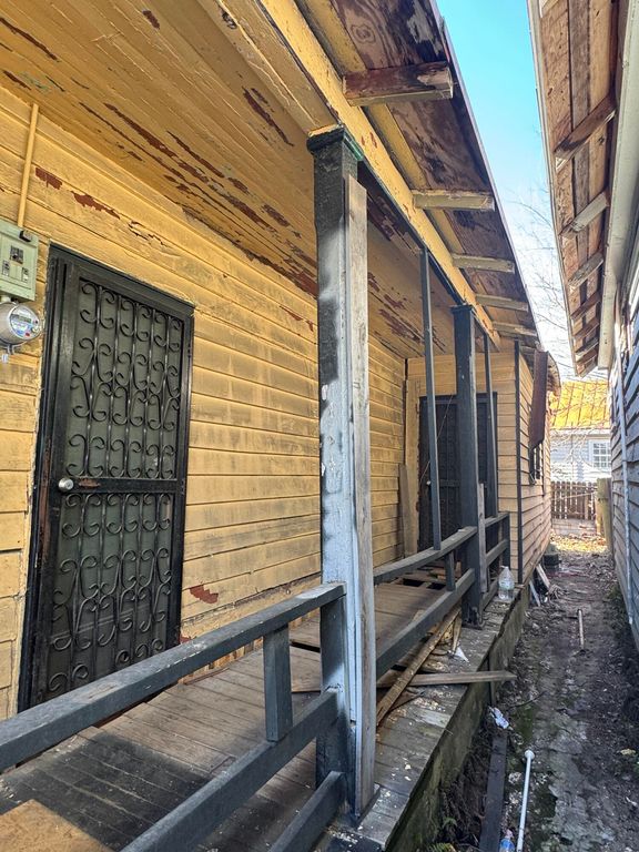 Image 5 of property listing at 90 Romney Street, Charleston, SC 29403