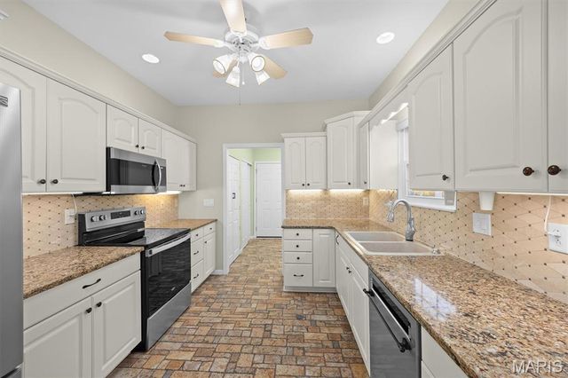 1675 Lakepointe Estates Drive, O'fallon, IL 62269