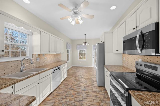 1675 Lakepointe Estates Drive, O'fallon, IL 62269