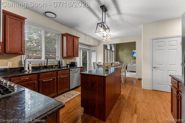27363 Oxford Drive, Southfield, MI 48033