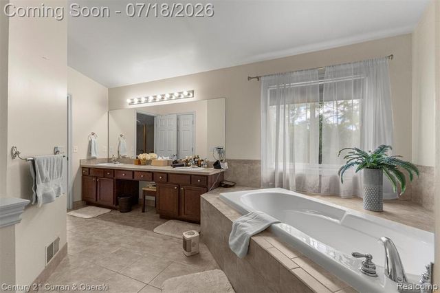 27363 Oxford Drive, Southfield, MI 48033