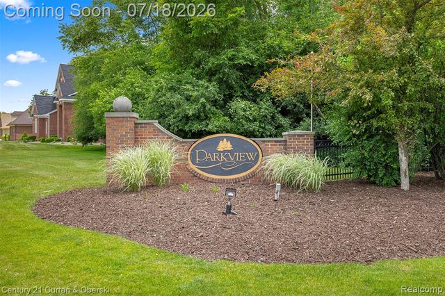 27363 Oxford Drive, Southfield, MI 48033
