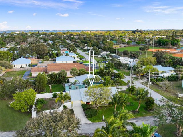 2070 NE Arch Street, Jensen Beach, FL 34957