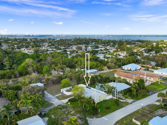 2070 NE Arch Street, Jensen Beach, FL 34957