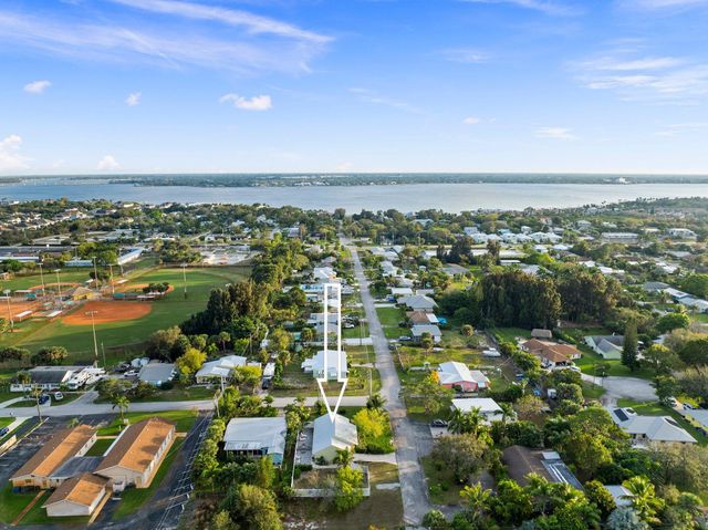 2070 NE Arch Street, Jensen Beach, FL 34957