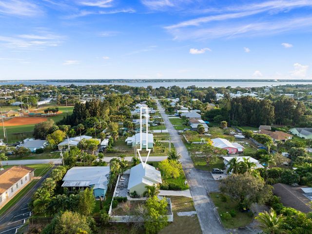 2070 NE Arch Street, Jensen Beach, FL 34957