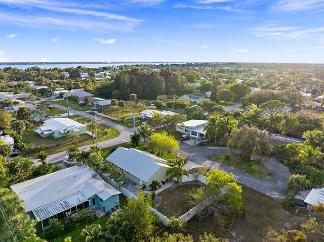 2070 NE Arch Street, Jensen Beach, FL 34957