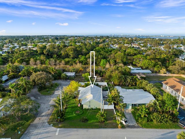 2070 NE Arch Street, Jensen Beach, FL 34957