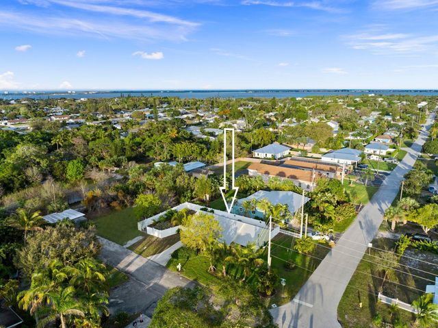 2070 NE Arch Street, Jensen Beach, FL 34957