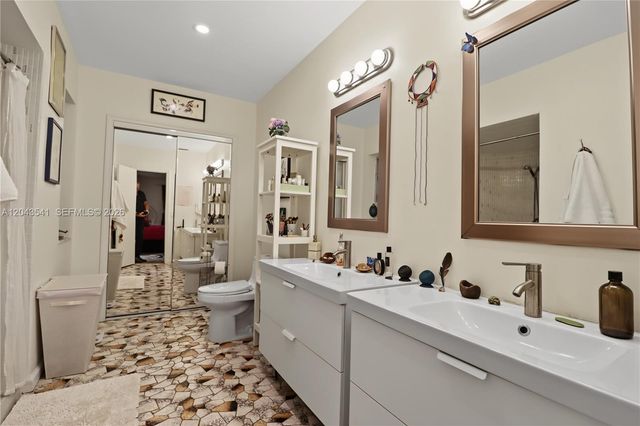 9720 Palmetto Club Ln W, Miami, FL 33157