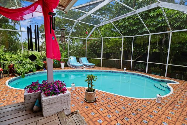 9720 Palmetto Club Ln W, Miami, FL 33157