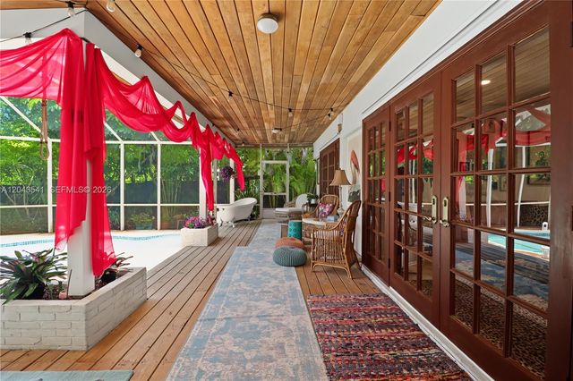 9720 Palmetto Club Ln W, Miami, FL 33157