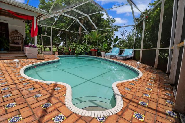 9720 Palmetto Club Ln W, Miami, FL 33157