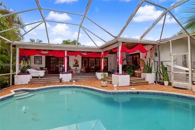 9720 Palmetto Club Ln W, Miami, FL 33157