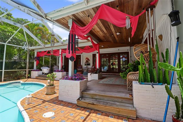 9720 Palmetto Club Ln W, Miami, FL 33157