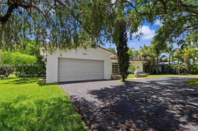 9720 Palmetto Club Ln W, Miami, FL 33157