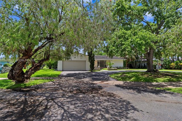 9720 Palmetto Club Ln W, Miami, FL 33157