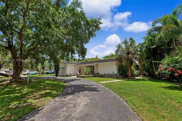 9720 Palmetto Club Ln W, Miami, FL 33157