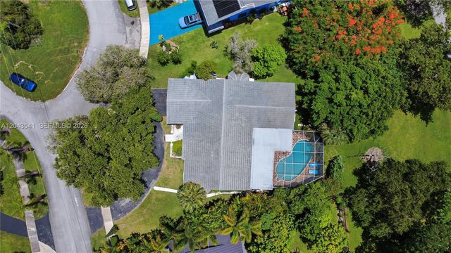 9720 Palmetto Club Ln W, Miami, FL 33157