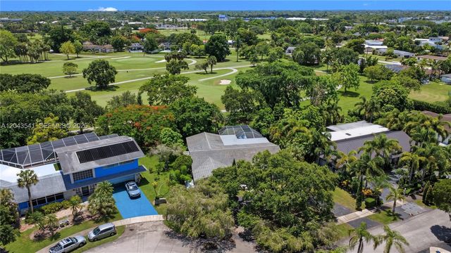 9720 Palmetto Club Ln W, Miami, FL 33157