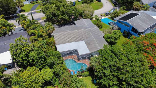 9720 Palmetto Club Ln W, Miami, FL 33157