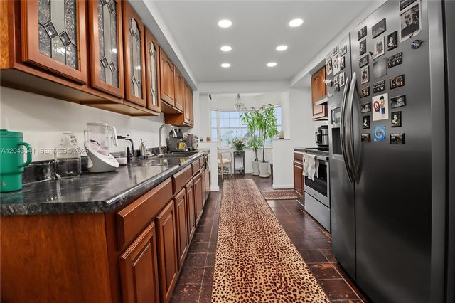 9720 Palmetto Club Ln W, Miami, FL 33157